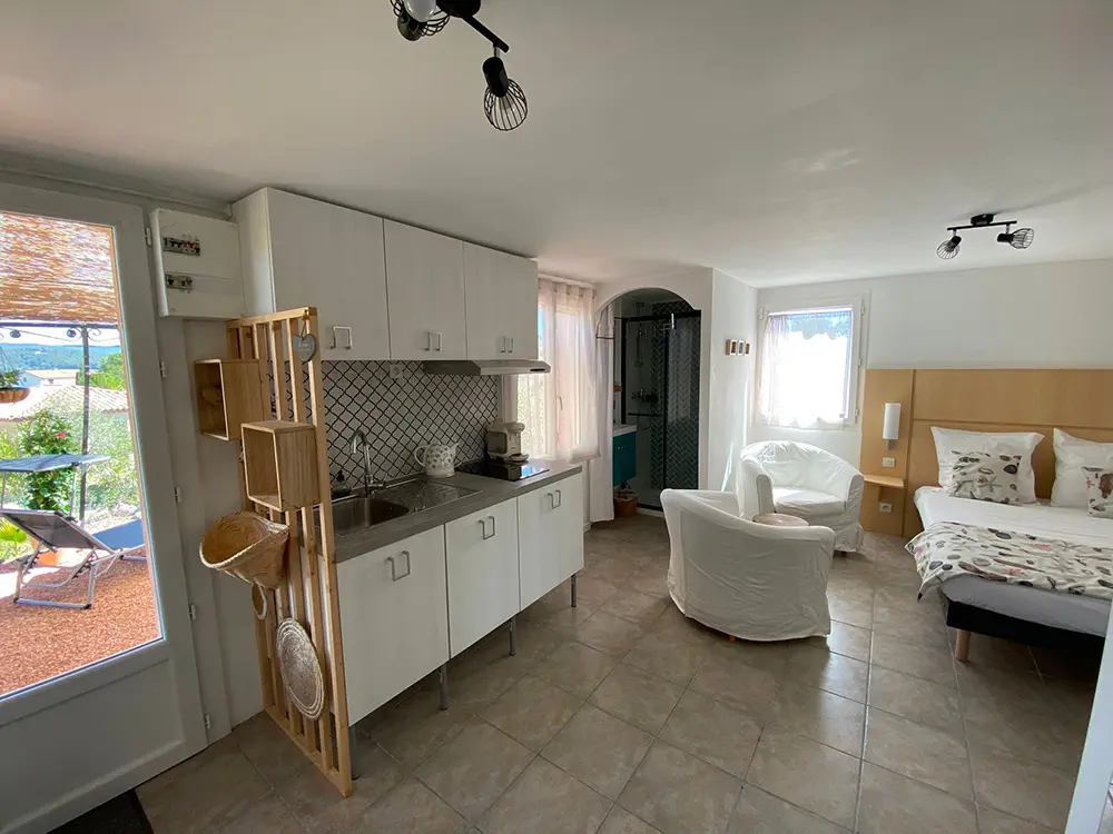 Lit double, cuisine, douche, confort de notre studio