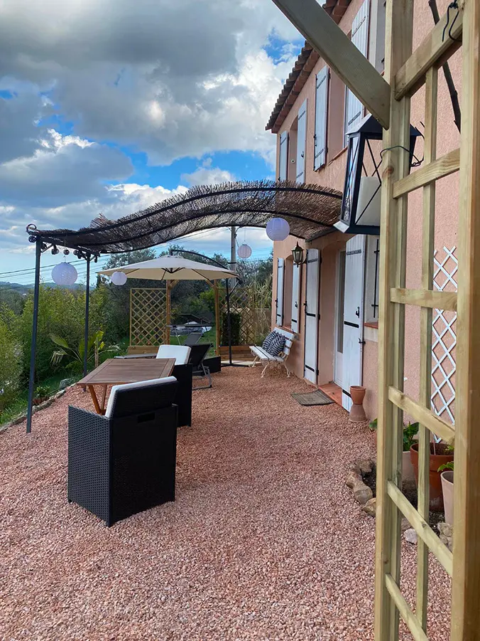 Entrée de la terrasse du logement de l'Escale Provencale