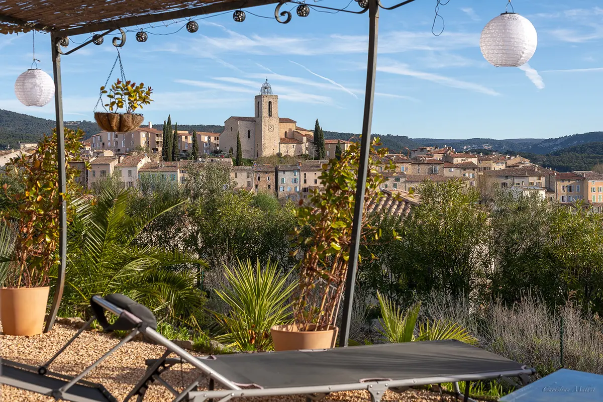 Transats, plantes, nature, magnifique vue sur le village de Flayosc