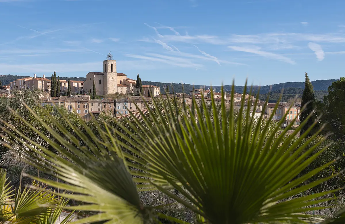 Vue du logement sur le village de Flayosc tout près