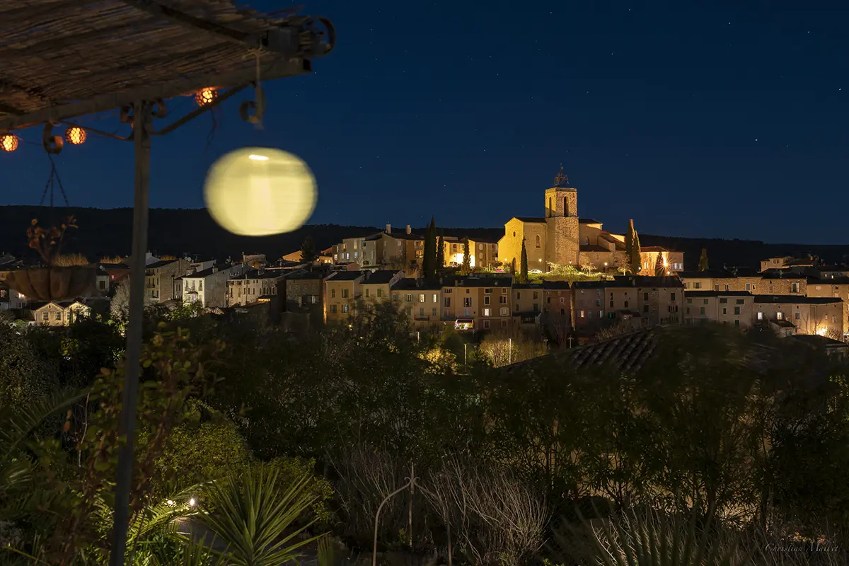 Belle vue de nuit sur le village of Flayosc