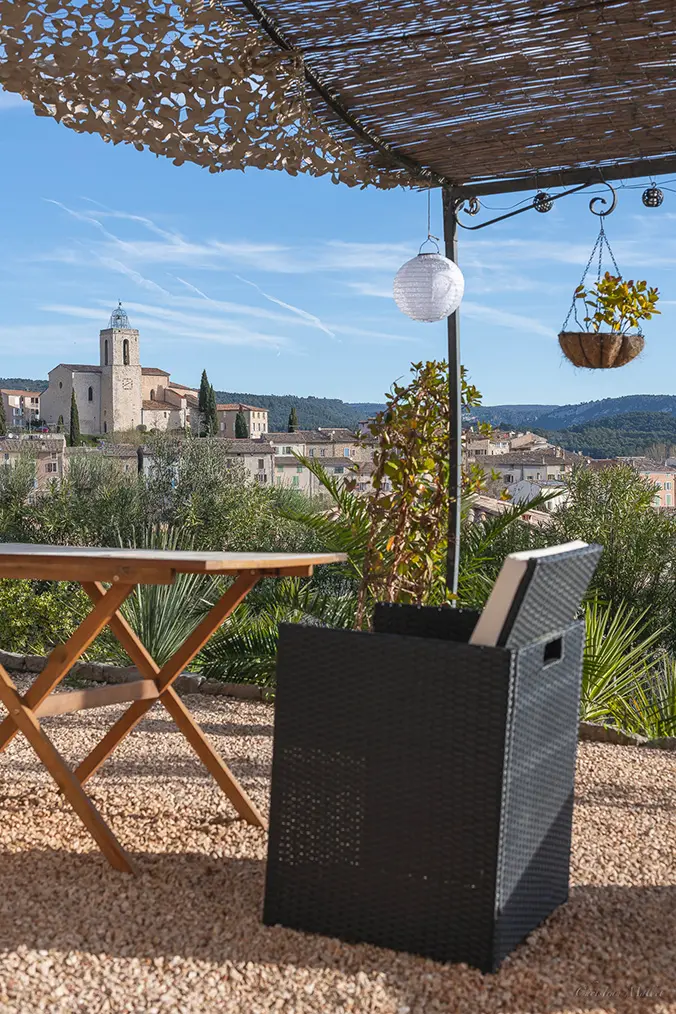 Table à manger, détente de la terrasse de l'Escale Provencale