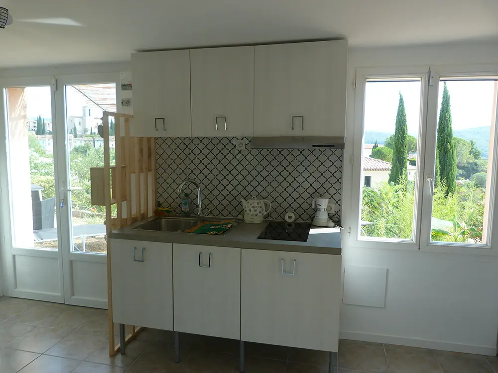Cuisine avec bouilloire, cafetière, table à manger, micro-ondes grill, réfrigérateur, ustensiles de cuisine, vaisselle / couverts, barbecue électrique