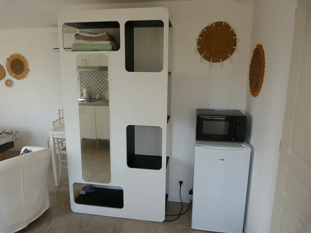 Nos meubles pour ranger vos affaires confortablement, un réfrigérateur