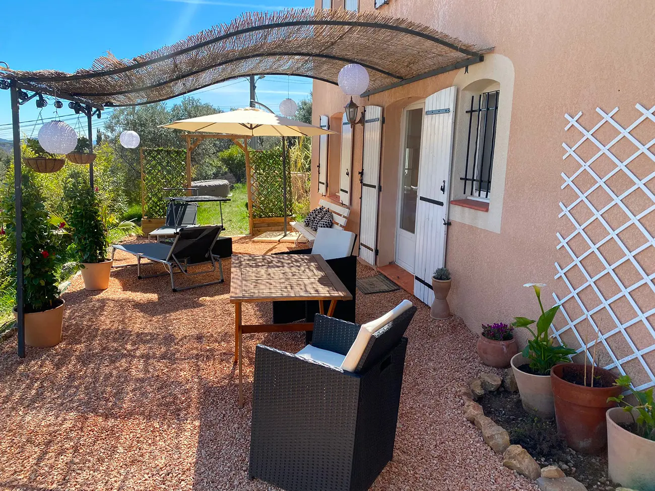 Vue de la terrasse ensoleillée de l'Escale Provencale
