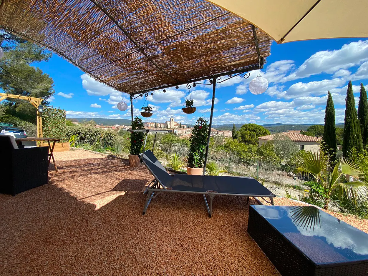 Transats, table, chaises de la terrasse pour se détendre